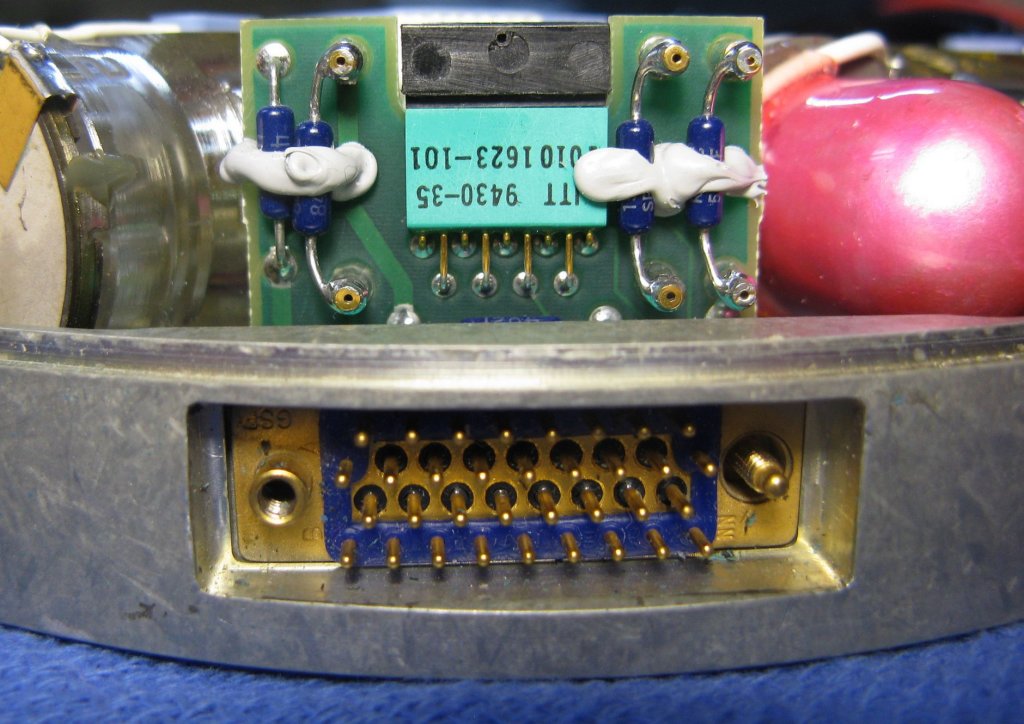 gg1342powersignal_connector_closeup1.jpg