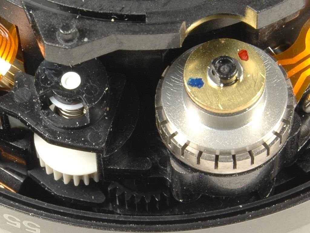 afsdx1855mmedno_grip_swmgears_closeup2.jpg
