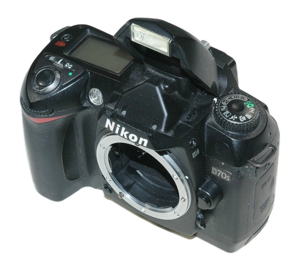 d70overall_front_left_flash.jpg